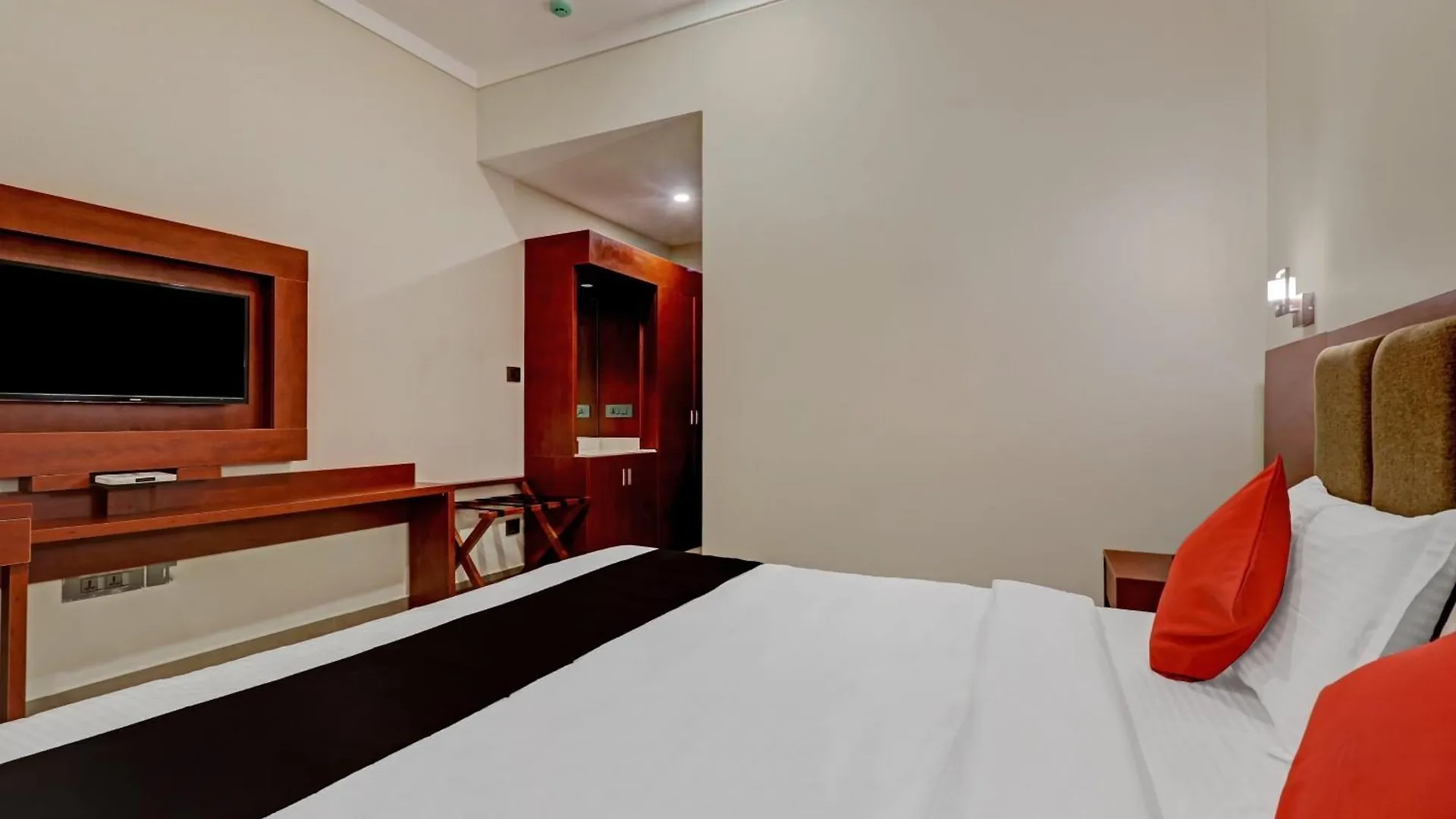 Super Townhouse Kizhakkambalam Tourist Home Muttam