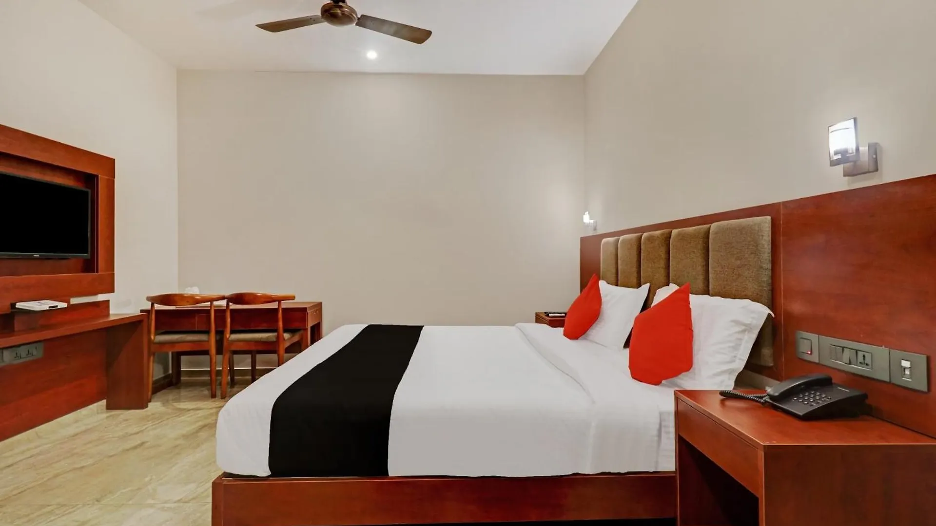 Hotel Super Townhouse Kizhakkambalam Tourist Home Muttam