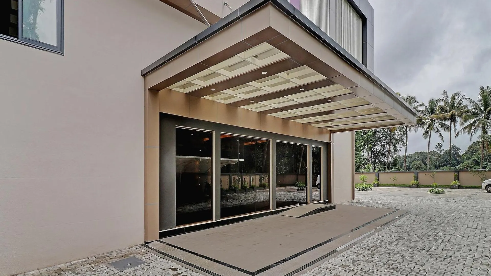 Hotel Super Townhouse Kizhakkambalam Tourist Home Muttam