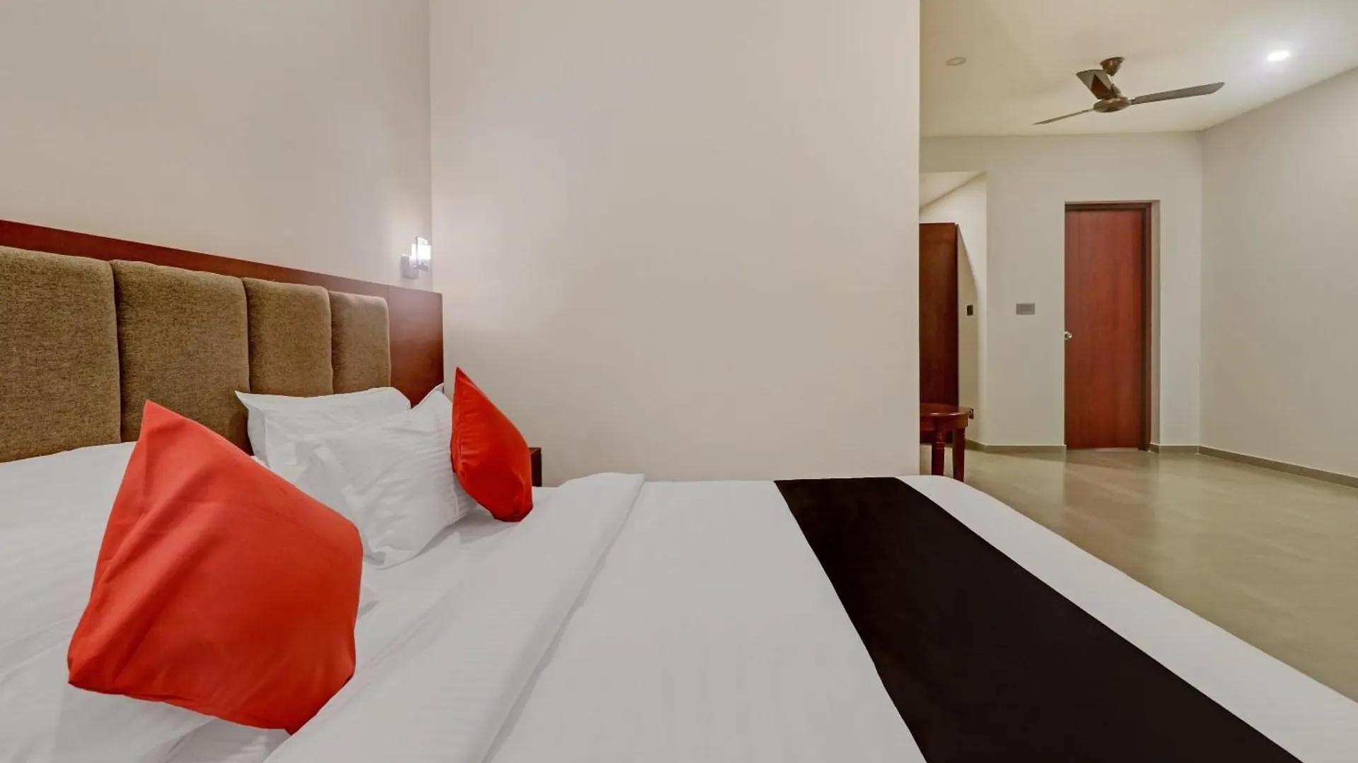 Super Townhouse Kizhakkambalam Tourist Home Muttam