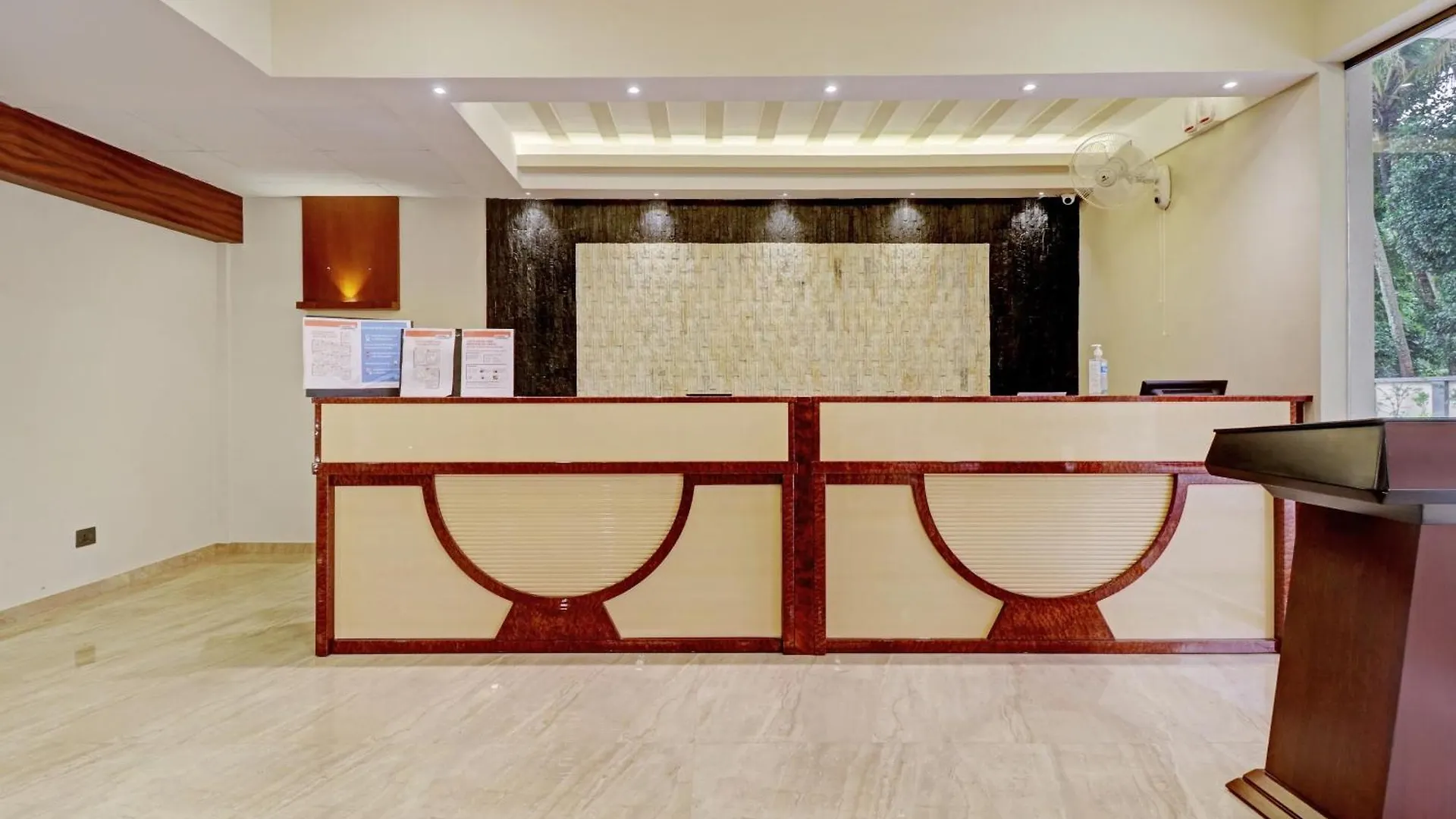 Super Townhouse Kizhakkambalam Tourist Home Muttam  Hotel