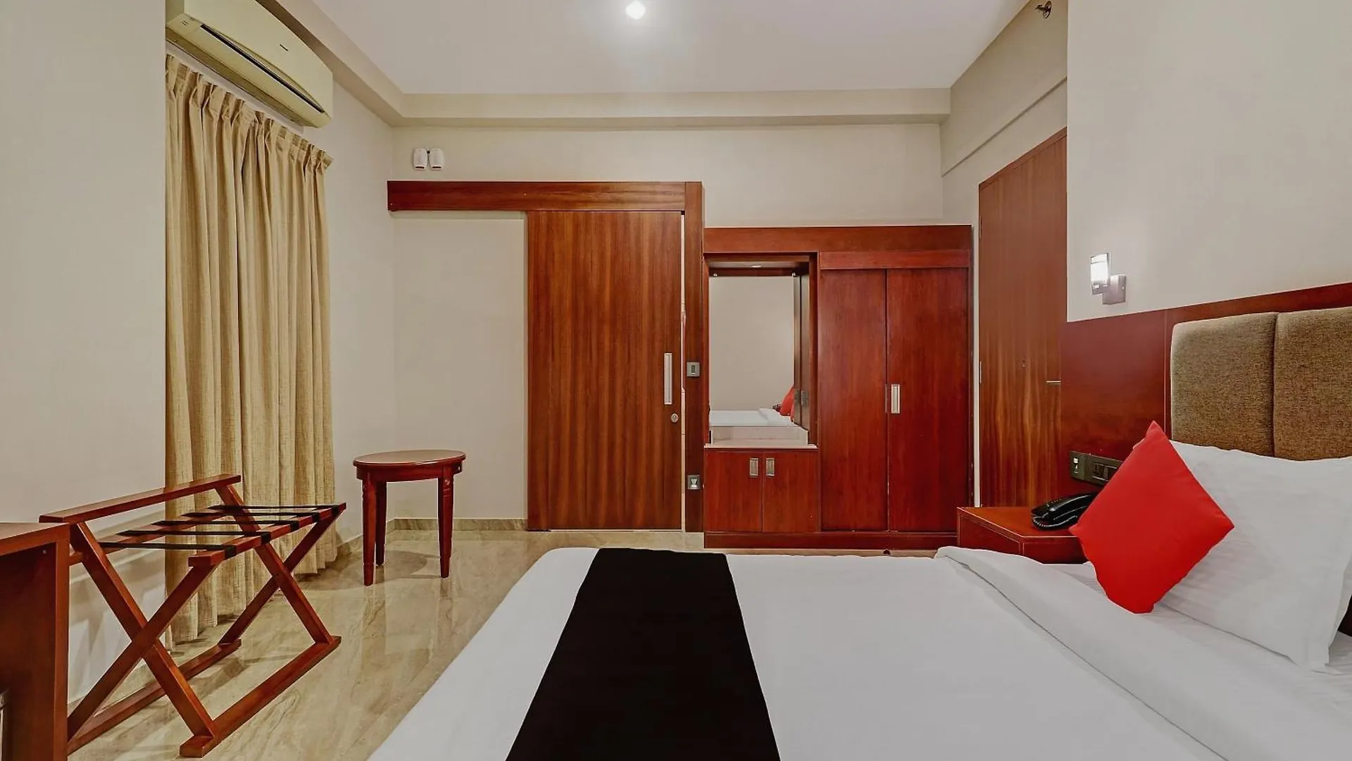 Super Townhouse Kizhakkambalam Tourist Home Muttam  Hotel