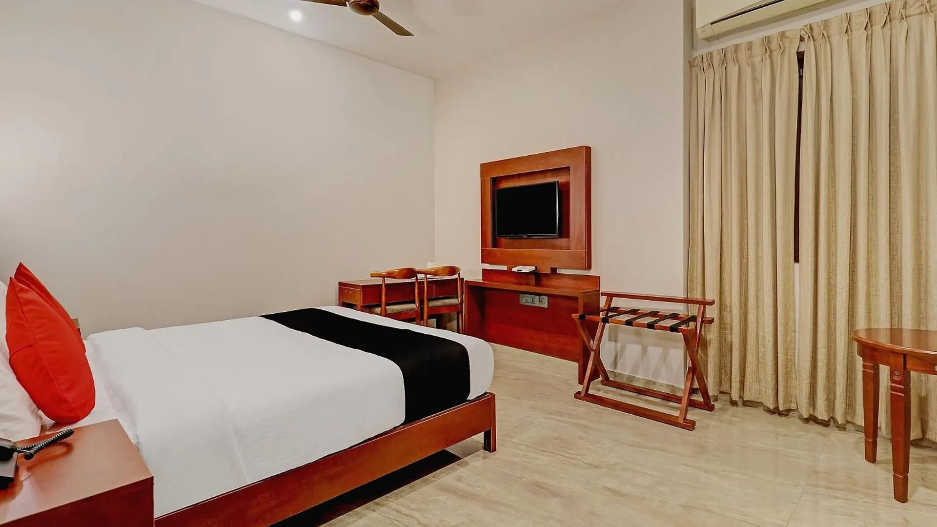 Super Townhouse Kizhakkambalam Tourist Home Muttam