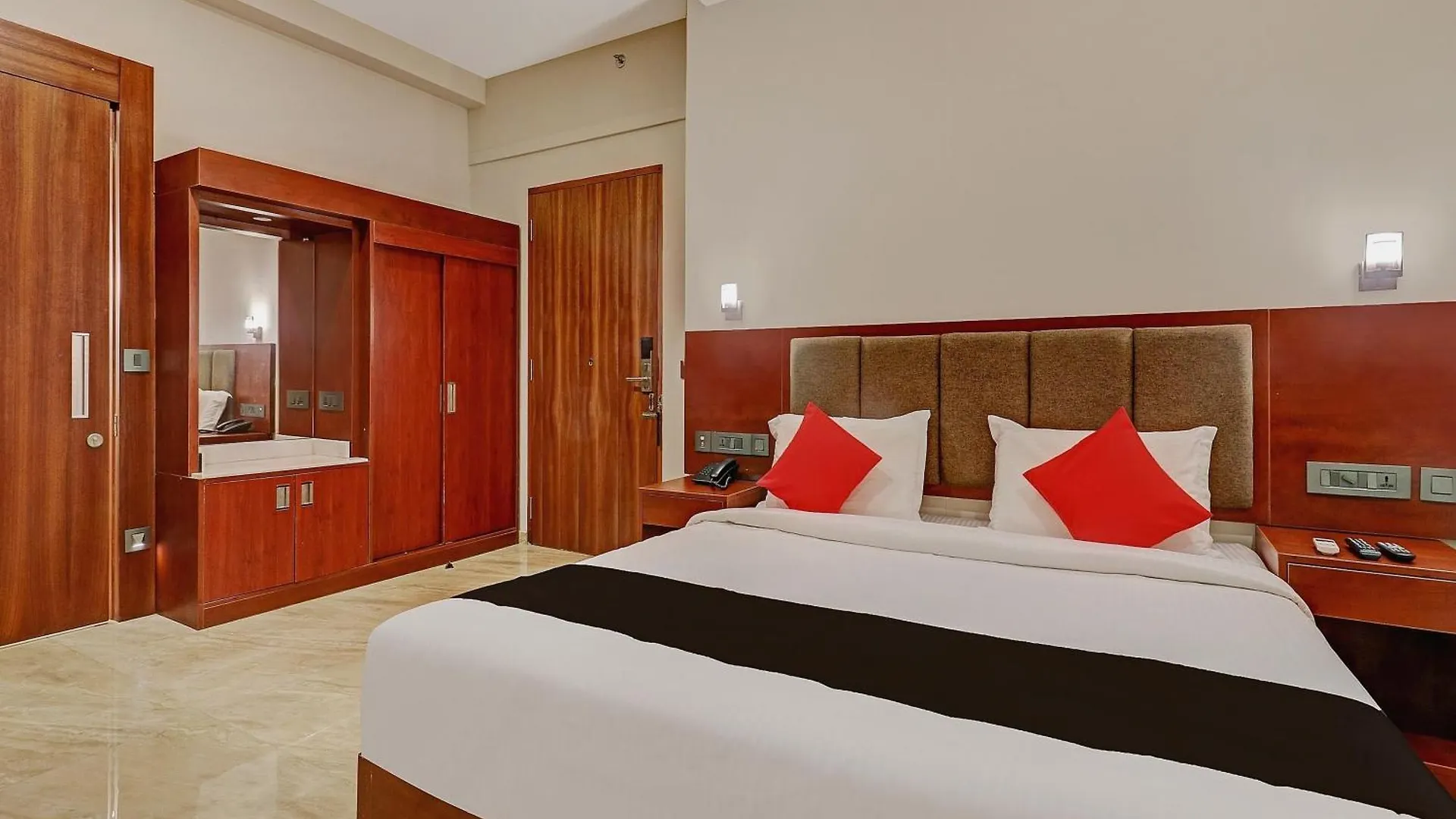*** Hotel Super Townhouse Kizhakkambalam Tourist Home Muttam  India