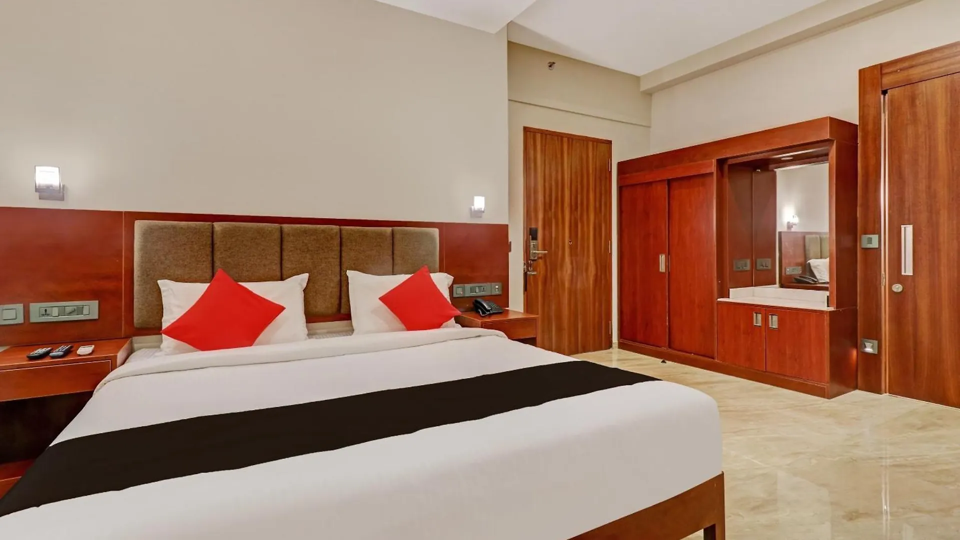 Super Townhouse Kizhakkambalam Tourist Home contacts