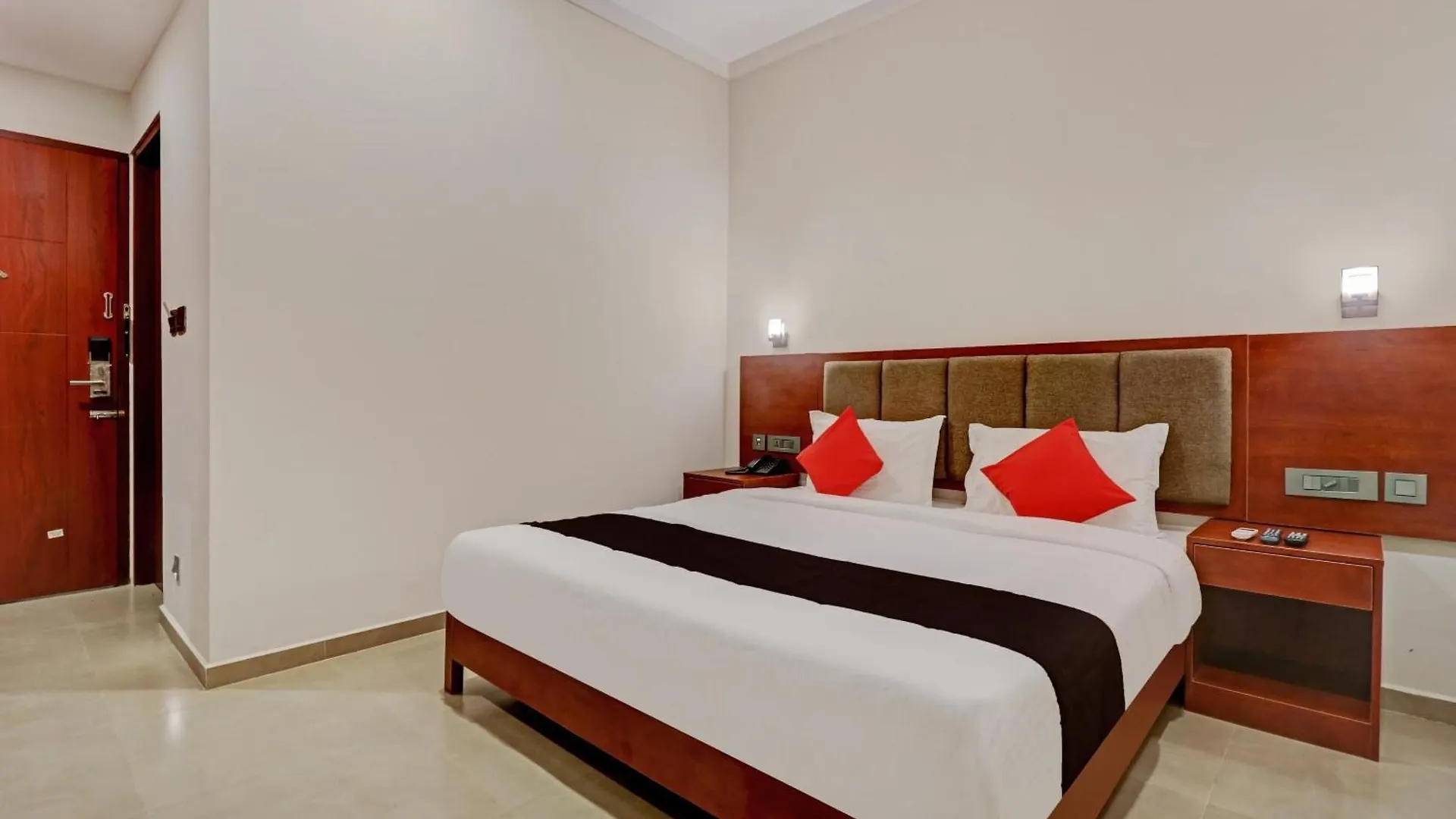 Super Townhouse Kizhakkambalam Tourist Home Muttam  Muttam (Ernakulam)