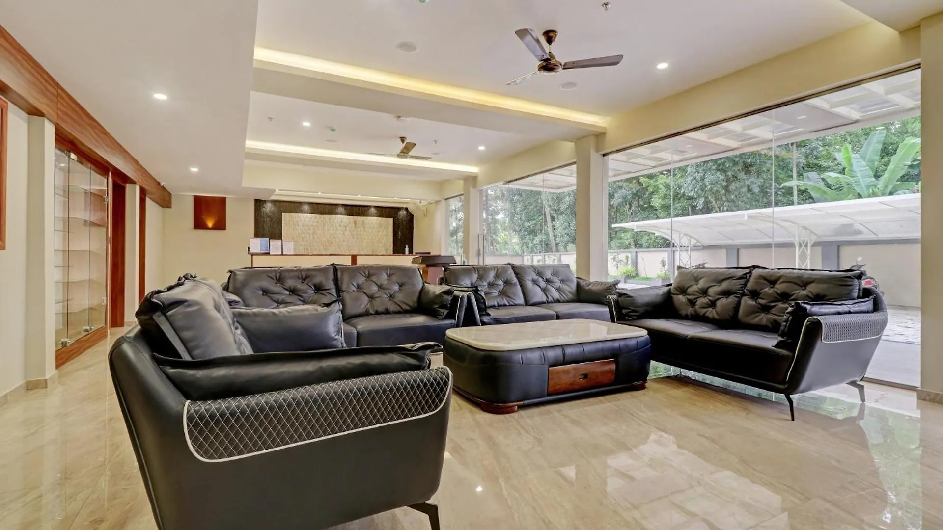 Hotel Super Townhouse Kizhakkambalam Tourist Home Muttam