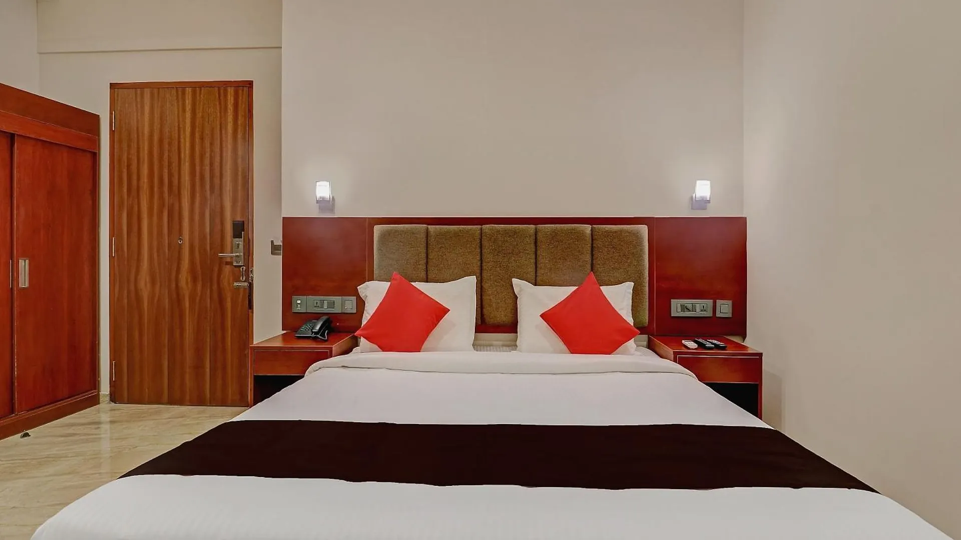 *** Hotel Super Townhouse Kizhakkambalam Tourist Home Muttam  India