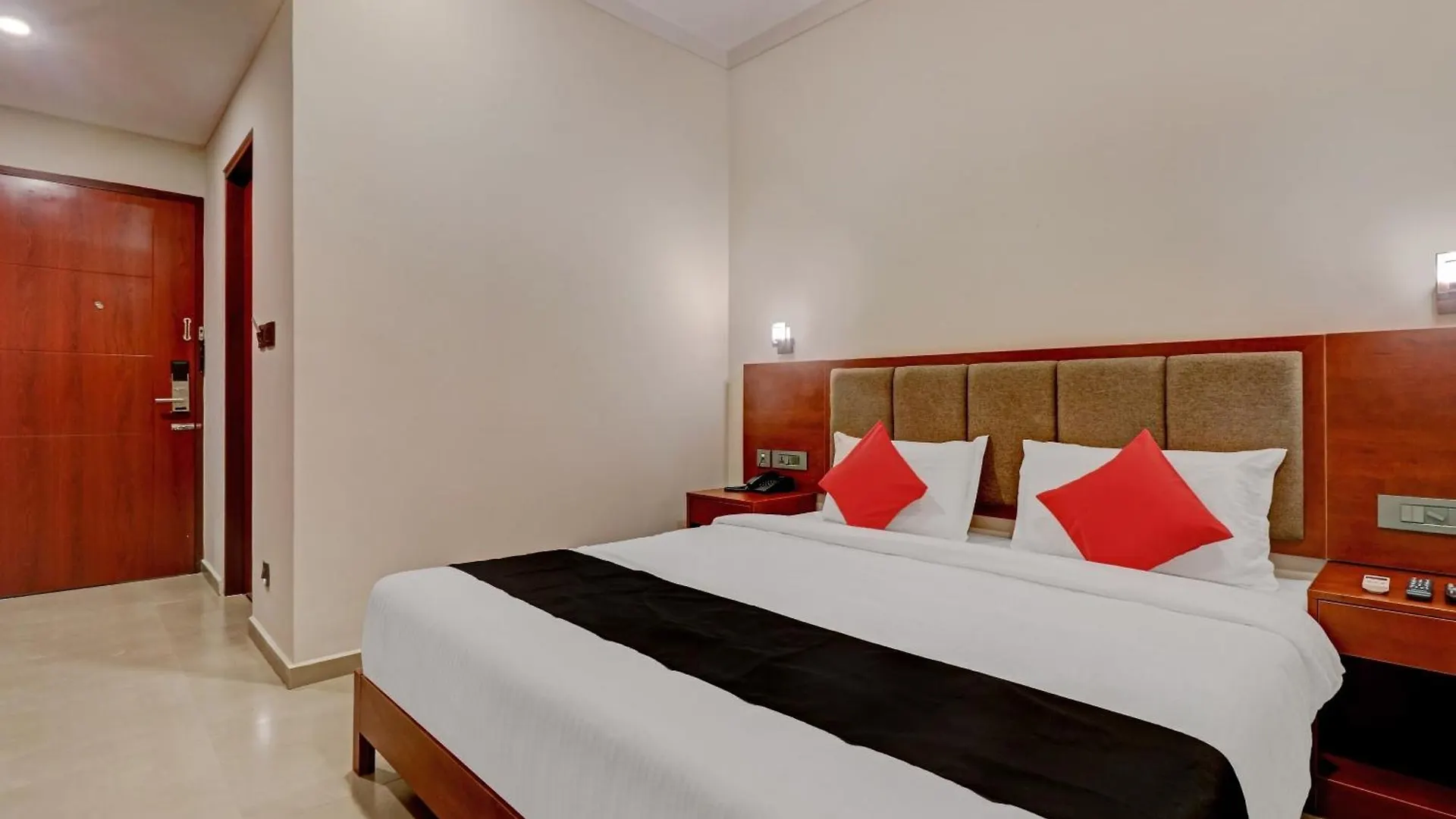 Hotel Super Townhouse Kizhakkambalam Tourist Home Muttam